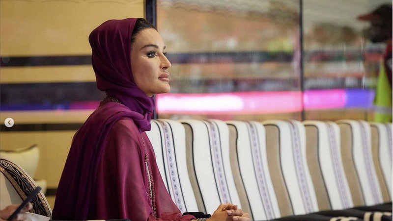 Salah satu perempuan bangsawan Qatar, Sheikha Moza bint nasser Al Missned turut menyambut FIFA World Cup 2022 (Piala Dunia 2022) yang diselenggarakan di negaranya. (Instagram @mozabintnasser)