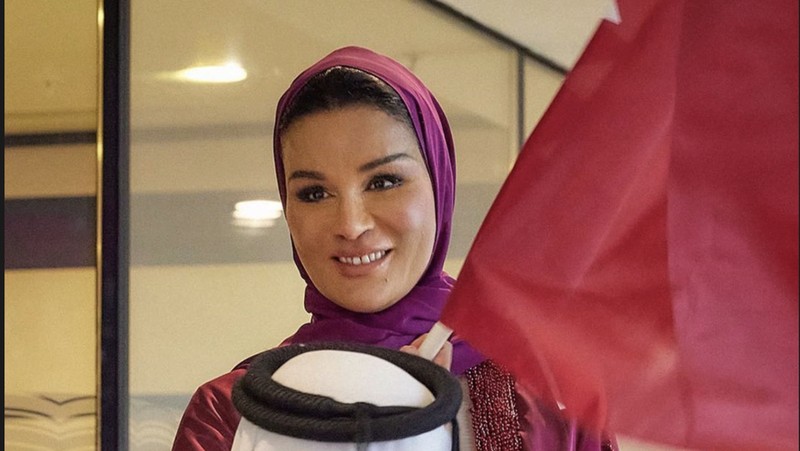 Salah satu perempuan bangsawan Qatar, Sheikha Moza bint nasser Al Missned turut menyambut FIFA World Cup 2022 (Piala Dunia 2022) yang diselenggarakan di negaranya. (Instagram @mozabintnasser)