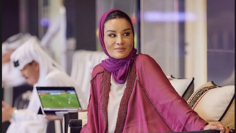Salah satu perempuan bangsawan Qatar, Sheikha Moza bint nasser Al Missned turut menyambut FIFA World Cup 2022 (Piala Dunia 2022) yang diselenggarakan di negaranya. (Instagram @mozabintnasser)