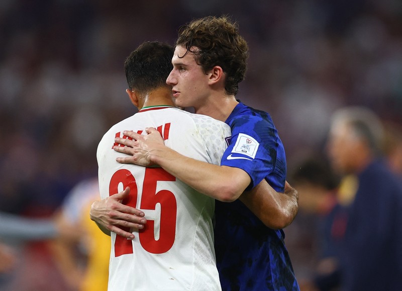 Yunus Musah (6) dari AS dan Ramin Rezaeian (23) dari Iran terlihat setelah pertandingan Grup B Piala Dunia FIFA 2022 antara Iran dan AS di Stadion Al Thumama di Doha, Qatar pada 29 November 2022. Yunus Musah (6) dari AS dan Ramin Rezaeian (23) dari Iran terlihat setelah pertandingan Grup B Piala Dunia FIFA 2022 antara Iran dan AS di Stadion Al Thumama di Doha, Qatar pada 29 November 2022. (Evrim Aydin/Anadolu Agency via Getty Images)