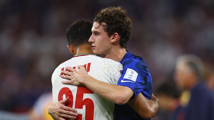 Yunus Musah (6) dari AS dan Ramin Rezaeian (23) dari Iran terlihat setelah pertandingan Grup B Piala Dunia FIFA 2022 antara Iran dan AS di Stadion Al Thumama di Doha, Qatar pada 29 November 2022. (Evrim Aydin/Anadolu Agency via Getty Images)