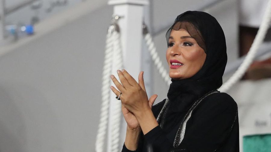 Sheikha Moza binti Nasser bertepuk tangan saat menghadiri pembukaan Kejuaraan Dunia Atletik IAAF 2019 di stadion Internasional Khalifa di Doha pada 4 Oktober 2019. (KARIM JAAFAR/AFP via Getty Images)