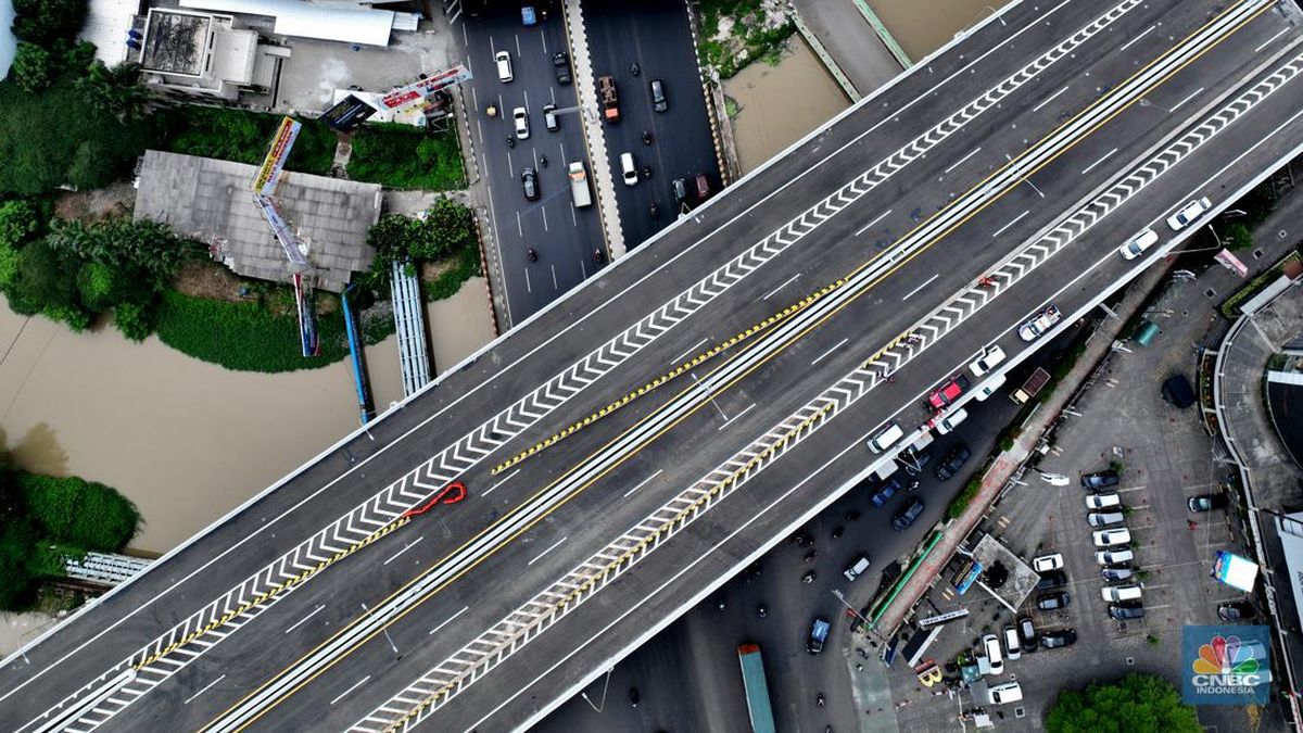 Yosh sargish etuk odamga qollarsiz minaja beradi.