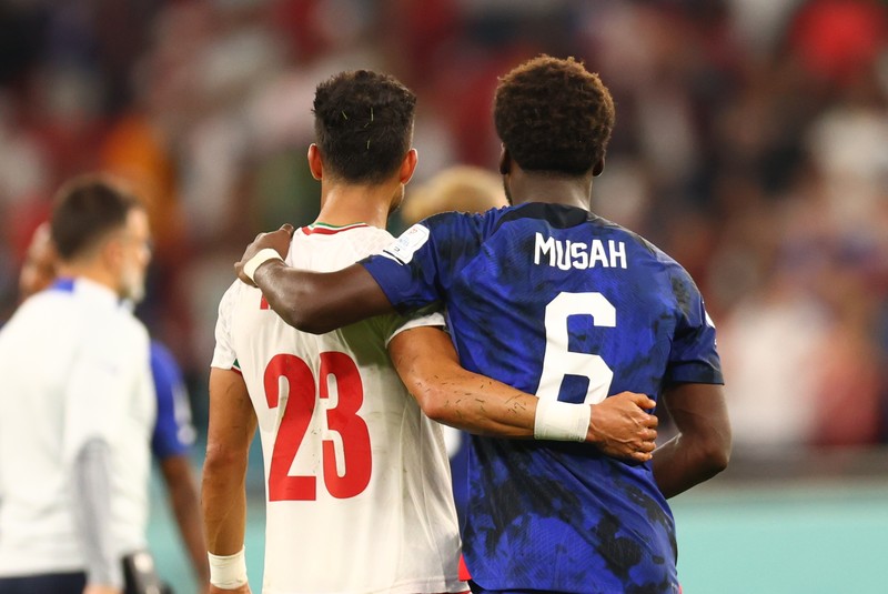 Yunus Musah (6) dari AS dan Ramin Rezaeian (23) dari Iran terlihat setelah pertandingan Grup B Piala Dunia FIFA 2022 antara Iran dan AS di Stadion Al Thumama di Doha, Qatar pada 29 November 2022. (Evrim Aydin/Anadolu Agency via Getty Images)
