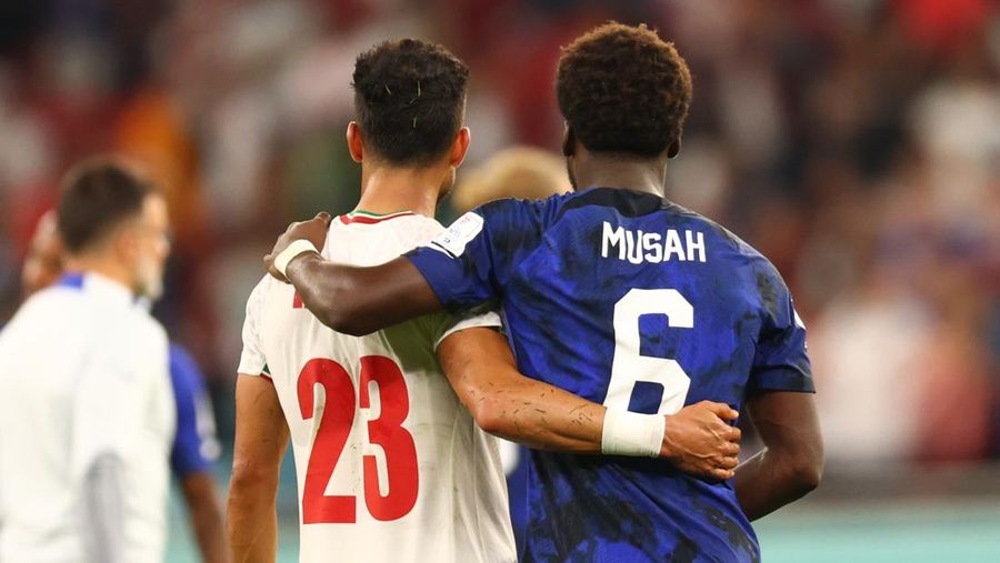 Yunus Musah (6) dari AS dan Ramin Rezaeian (23) dari Iran terlihat setelah pertandingan Grup B Piala Dunia FIFA 2022 antara Iran dan AS di Stadion Al Thumama di Doha, Qatar pada 29 November 2022. (Evrim Aydin/Anadolu Agency via Getty Images)