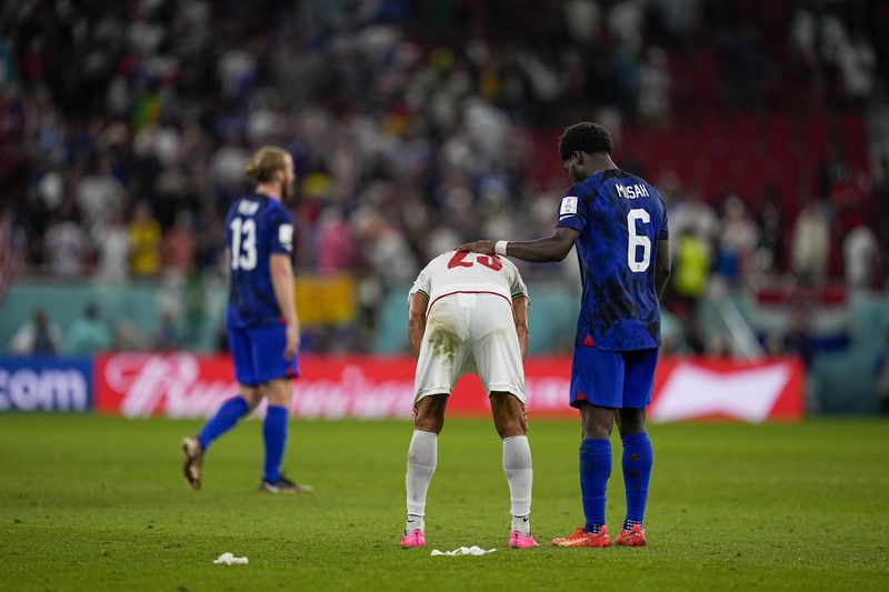 Yunus Musah (6) dari AS dan Ramin Rezaeian (23) dari Iran terlihat setelah pertandingan Grup B Piala Dunia FIFA 2022 antara Iran dan AS di Stadion Al Thumama di Doha, Qatar pada 29 November 2022. (Evrim Aydin/Anadolu Agency via Getty Images)