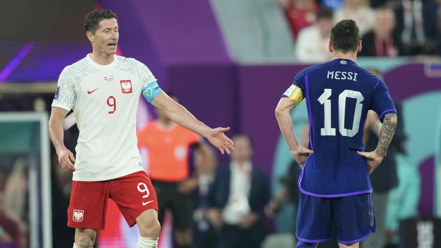 Robert Lewandowski dari Polandia berbicara dengan Lionel Messi (kanan) dari Argentina saat pertandingan Grup C Piala Dunia FIFA Qatar 2022 antara Polandia dan Argentina di Stadion 974 pada 30 November 2022 di Doha, Qatar. (Fareed Kotb/Anadolu Agency via Getty Images)