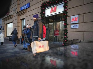 Ancam Lingkungan, Peredaran Baju Fast-Fashion Bakal Dilarang di Prancis
