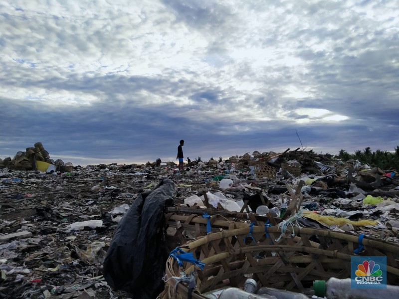 Gunung sampah di pulau surga Lombok. (CNBC Indonesia/ Suhendra)