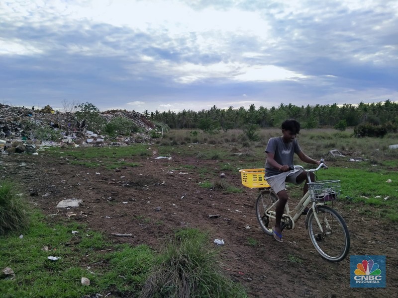 Gunung sampah di pulau surga Lombok. (CNBC Indonesia/ Suhendra)