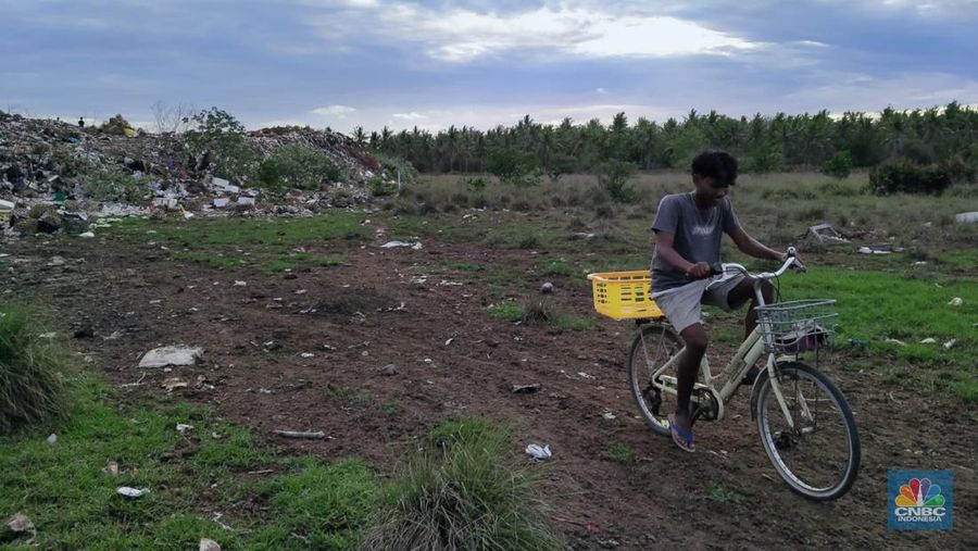 Gunung sampah di pulau surga Lombok. (CNBC Indonesia/ Suhendra)