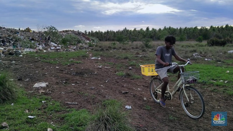 Gunung sampah di pulau surga Lombok. (CNBC Indonesia/ Suhendra)