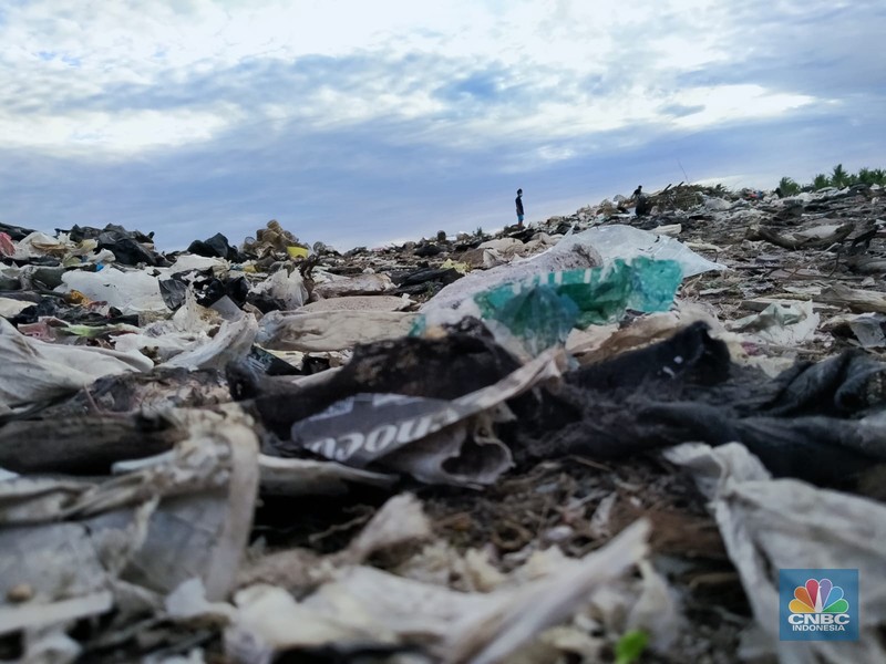 Gunung sampah di pulau surga Lombok. (CNBC Indonesia/ Suhendra)