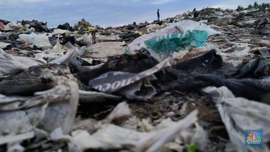 Gunung sampah di pulau surga Lombok. (CNBC Indonesia/ Suhendra)