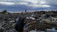 Parah! Ada ‘Gunung Neraka’ Sampah Di Pulau Surga Lombok – KabinetRakyat.com