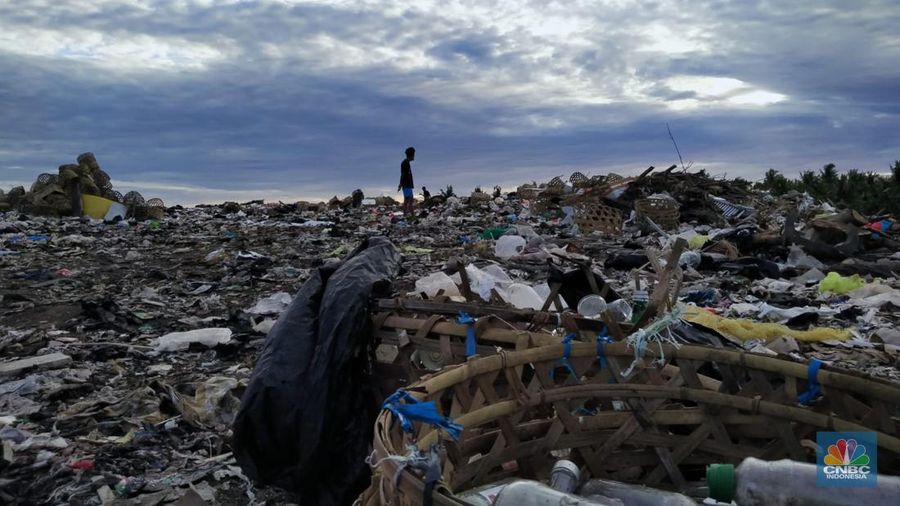 Gunung sampah di pulau surga Lombok. (CNBC Indonesia/ Suhendra)