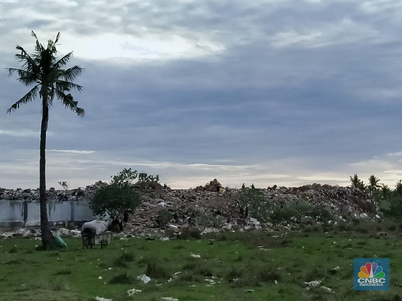 Gunung sampah di pulau surga Lombok. (CNBC Indonesia/ Suhendra)