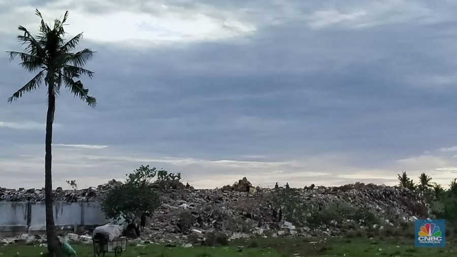 Gunung sampah di pulau surga Lombok. (CNBC Indonesia/ Suhendra)