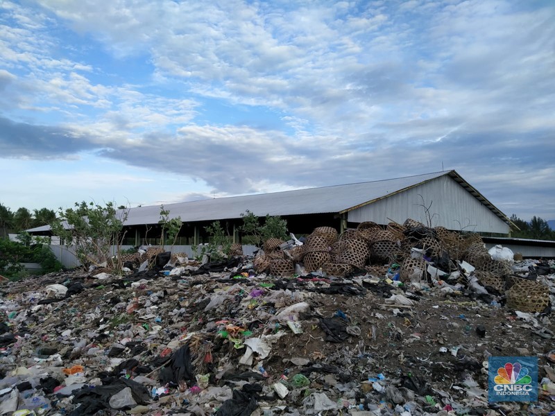 Gunung sampah di pulau surga Lombok. (CNBC Indonesia/ Suhendra)