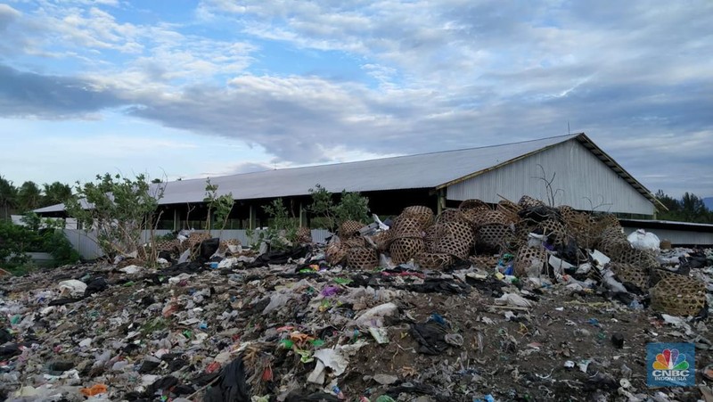 Gunung sampah di pulau surga Lombok. (CNBC Indonesia/ Suhendra)