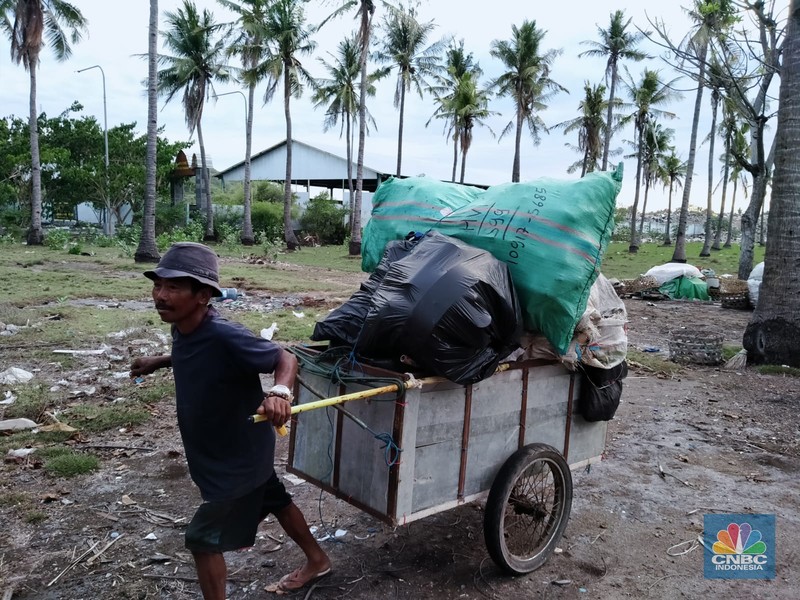 Gunung sampah di pulau surga Lombok. Gunung sampah di pulau surga Lombok. (CNBC Indonesia/ Suhendra)