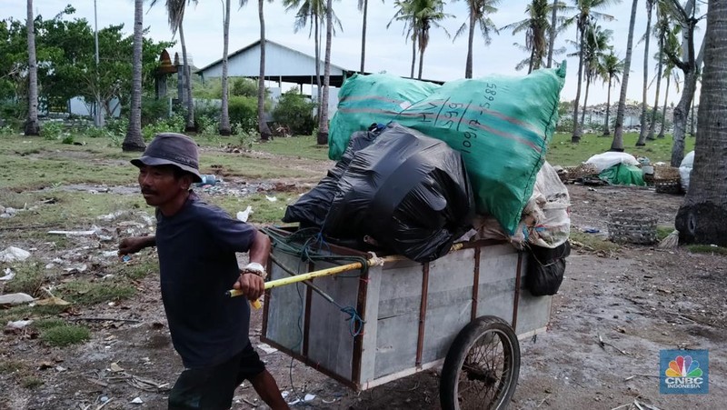 Gunung sampah di pulau surga Lombok. (CNBC Indonesia/ Suhendra)