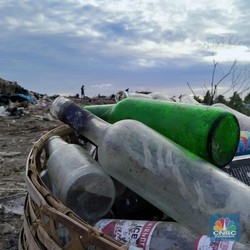 Parah! Ada 'Gunung Neraka' Sampah di Pulau Surga Lombok