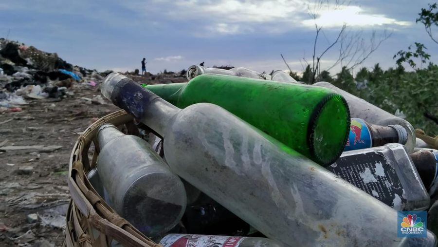 Gunung sampah di pulau surga Lombok. (CNBC Indonesia/ Suhendra)