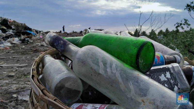 Gunung sampah di pulau surga Lombok. (CNBC Indonesia/ Suhendra)