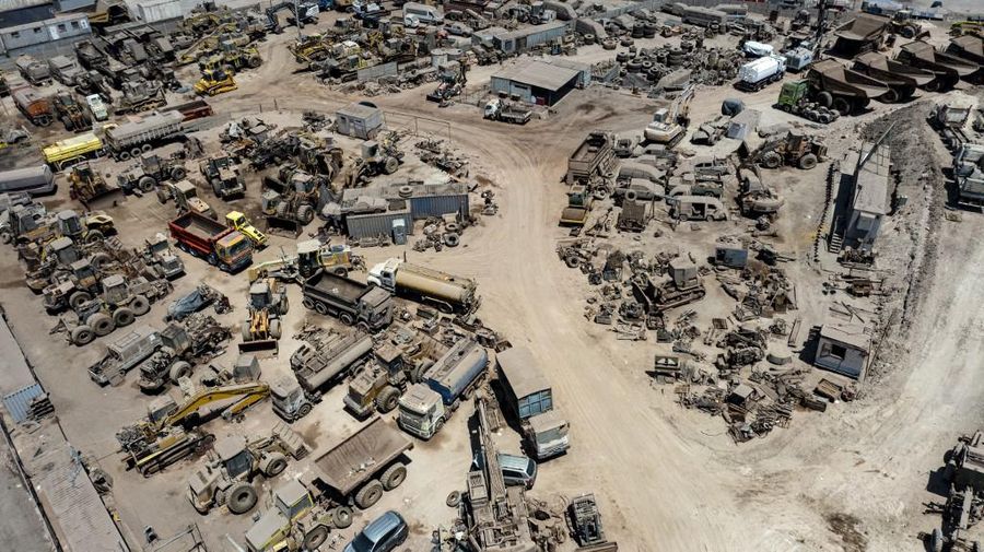 Pengacara Paulina Silva menunjukkan pakaian yang dibuang di padang pasir, di sektor La Pampa di Alto Hospicio, Gurun Atacama, Chili, Sabtu (12/11/2022). Gurun Atacama yang juga merupakan lokasi penelitian ilmiah untuk hidup di Mars merupakan daerah terkering di Bumi terancam oleh tumpukan sampah yang dibuang ke sana dari seluruh dunia. Setiap tahunnya ada lebih dari 46.000 ton sampah dikirim ke gurun pasir yang ada di antara Andes dan rangkaian pengunungan Chili. (Photo by MARTIN BERNETTI / AFP)