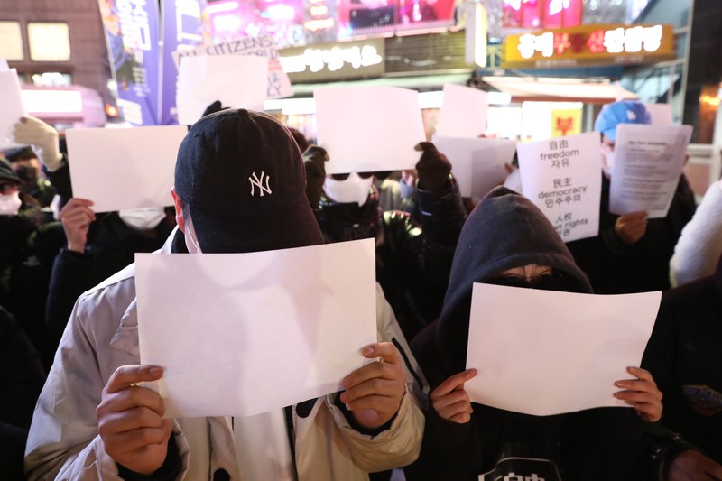 Sekelompok pengunjuk rasa mengadakan pertemuan di Seoul pada 30 November 2022, untuk mendukung demonstrasi yang diadakan di China atas pembatasan Covid-19 Beijing. Sekelompok pengunjuk rasa mengadakan pertemuan di Seoul pada 30 November 2022, untuk mendukung demonstrasi yang diadakan di China atas pembatasan Covid-19 Beijing.(ANTHONY WALLACE/AFP via Getty Images)