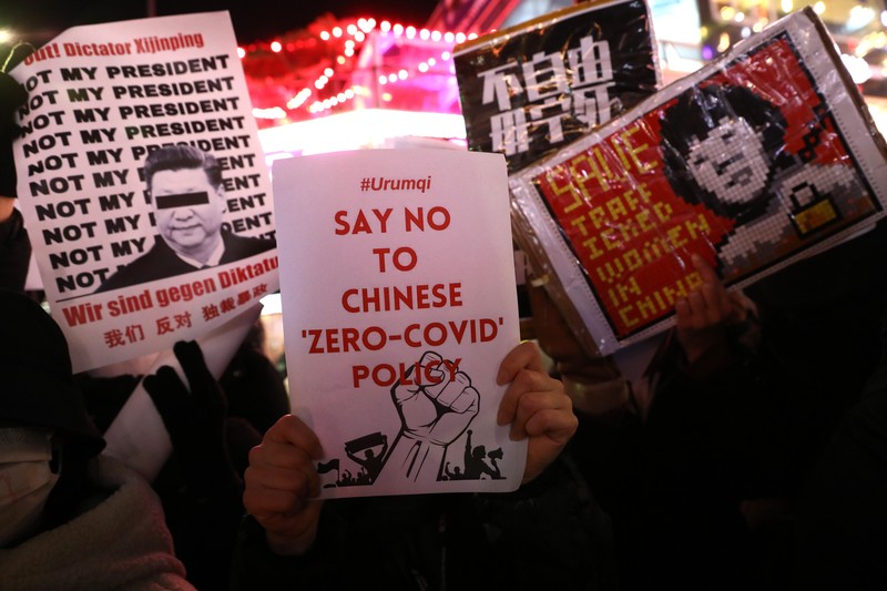 Sekelompok pengunjuk rasa mengadakan pertemuan di Seoul pada 30 November 2022, untuk mendukung demonstrasi yang diadakan di China atas pembatasan Covid-19 Beijing.(ANTHONY WALLACE/AFP via Getty Images)