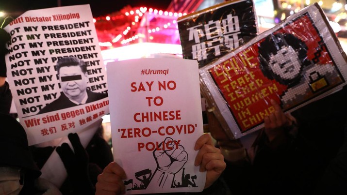 Para pengunjuk rasa berpartisipasi dalam acara peringatan korban kebijakan Covid Zero China pada 30 November 2022 di Seoul, Korea Selatan. Para pengunjuk rasa berpartisipasi dalam acara peringatan korban kebijakan Covid Zero China pada 30 November 2022 di Seoul, Korea Selatan. Para pengunjuk rasa turun ke jalan di beberapa kota di China setelah kebakaran apartemen yang mematikan di provinsi Xinjiang memicu protes nasional karena banyak yang menyalahkan pembatasan COVID atas kematian tersebut. Protes telah menjadi penangkal ketidakpuasan di China dan merupakan tantangan paling nyata bagi Partai Komunis China sejak 1989. (Chung Sung-Jun/Getty Images)