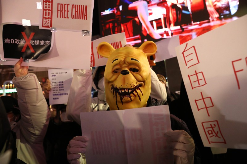 Sekelompok pengunjuk rasa mengadakan pertemuan di Seoul pada 30 November 2022, untuk mendukung demonstrasi yang diadakan di China atas pembatasan Covid-19 Beijing.(ANTHONY WALLACE/AFP via Getty Images)