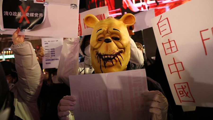 Sekelompok pengunjuk rasa mengadakan pertemuan di Seoul pada 30 November 2022, untuk mendukung demonstrasi yang diadakan di China atas pembatasan Covid-19 Beijing.(ANTHONY WALLACE/AFP via Getty Images)