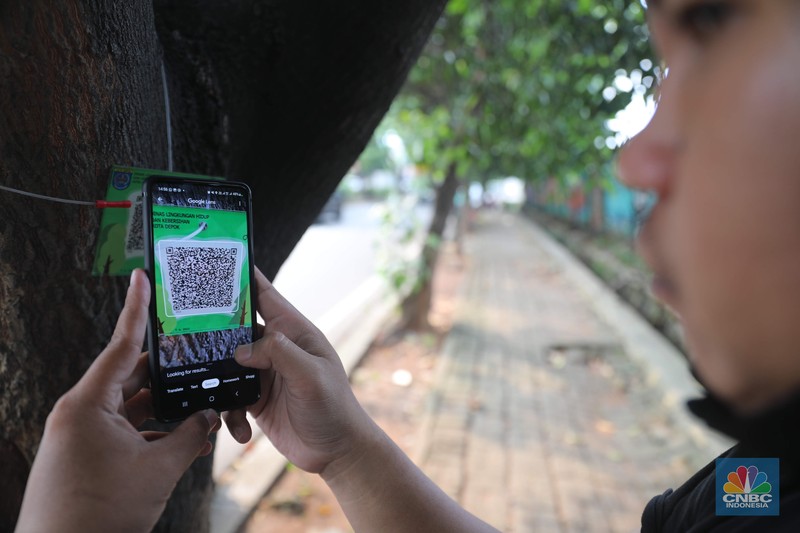 Pemerintah Kota Depok melakukan terobosan baru dalam penggunaan yakni memasangkan QR Code pada pohon. Pemerintah Kota Depok melakukan terobosan baru dalam penggunaan yakni memasangkan QR Code pada pohon. Pemkot menggelontorkan anggaran sebesar Rp49 juta untuk pemasangan QR Code di 1.500 pohon di seluruh jalur utama. (CNBC Indonesia/ Muhammad Sabki)