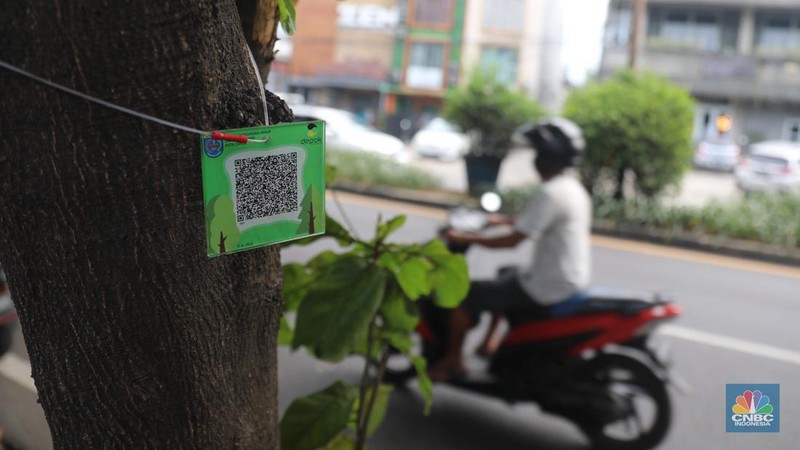 Pemerintah Kota Depok melakukan terobosan baru dalam penggunaan yakni memasangkan QR Code pada pohon. Pemkot menggelontorkan anggaran sebesar Rp49 juta untuk pemasangan QR Code di 1.500 pohon di seluruh jalur utama. (CNBC Indonesia/ Muhammad Sabki)