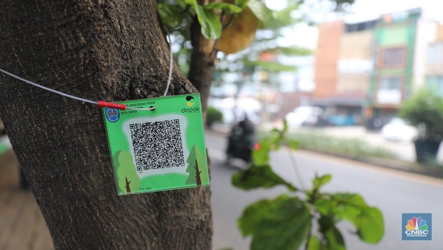 Pemerintah Kota Depok melakukan terobosan baru dalam penggunaan yakni memasangkan QR Code pada pohon. Pemkot menggelontorkan anggaran sebesar Rp49 juta untuk pemasangan QR Code di 1.500 pohon di seluruh jalur utama. (CNBC Indonesia/ Muhammad Sabki)