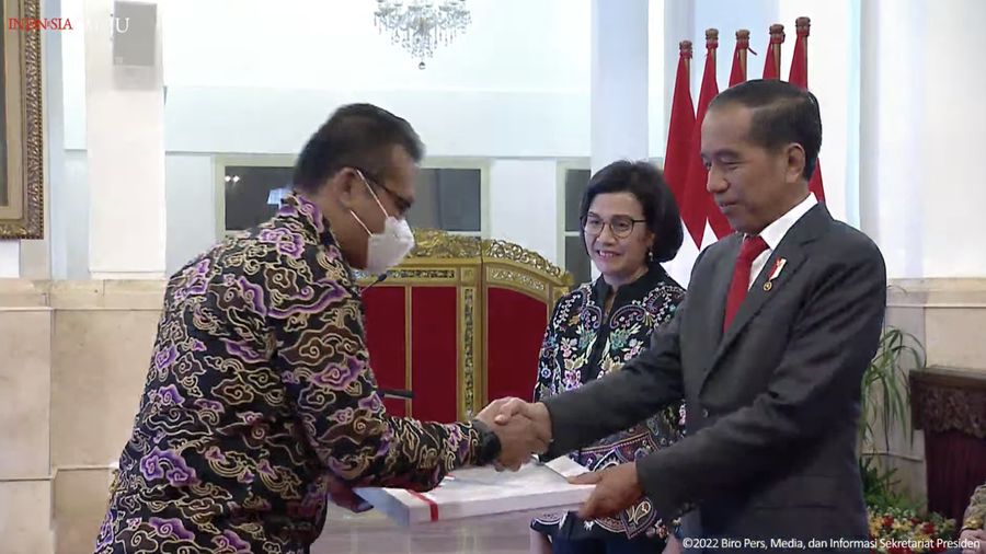 Presiden Joko Widodo didampingi Menteri Keuangan Sri Mulyani Menyerahkan DIPA dan Buku Daftar Alokasi Transfer ke Daerah Tahun Anggaran 2023, 1 Des 2022 (Tangkapan Layar Youtube Sekretariat Presiden)