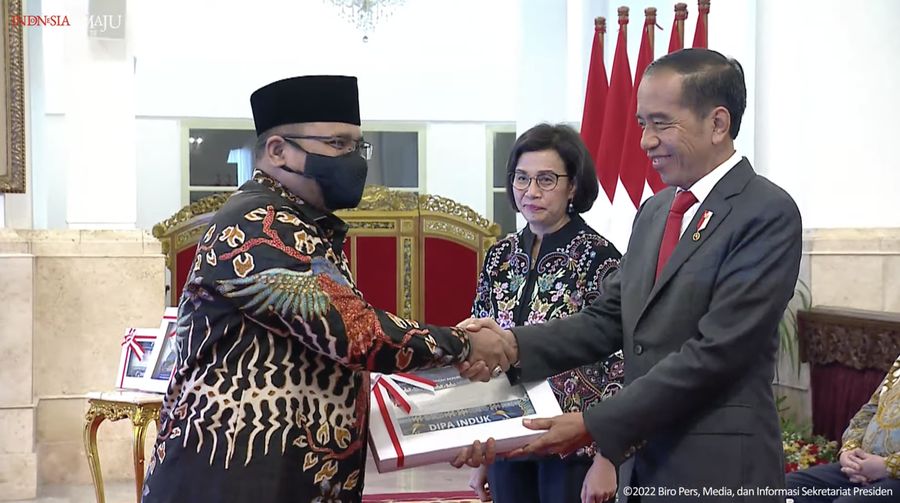 Presiden Joko Widodo didampingi Menteri Keuangan Sri Mulyani Menyerahkan DIPA dan Buku Daftar Alokasi Transfer ke Daerah Tahun Anggaran 2023, 1 Des 2022 (Tangkapan Layar Youtube Sekretariat Presiden)
