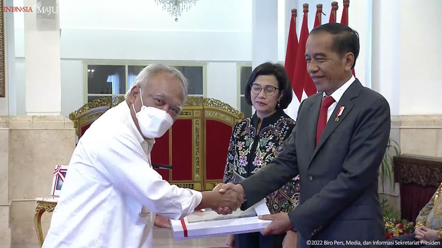 Presiden Joko Widodo didampingi Menteri Keuangan Sri Mulyani Menyerahkan DIPA dan Buku Daftar Alokasi Transfer ke Daerah Tahun Anggaran 2023, 1 Des 2022 (Tangkapan Layar Youtube Sekretariat Presiden)