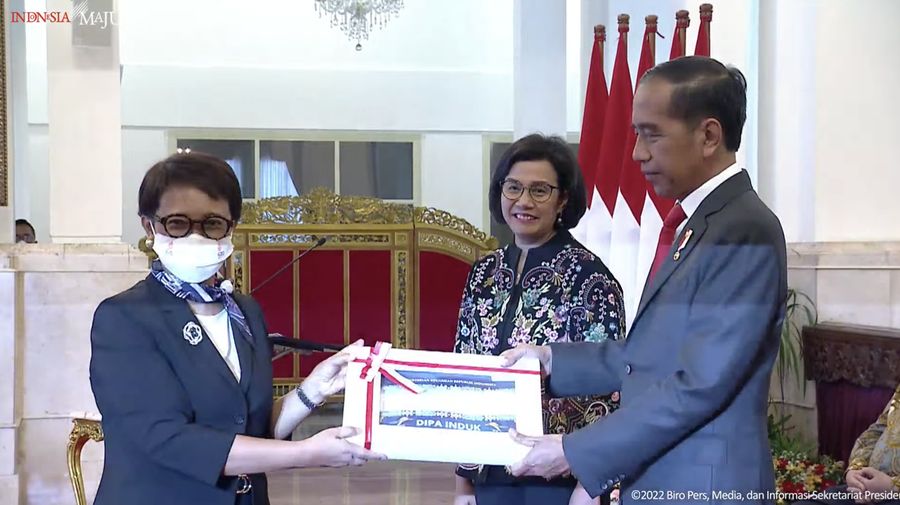 Presiden Joko Widodo didampingi Menteri Keuangan Sri Mulyani Menyerahkan DIPA dan Buku Daftar Alokasi Transfer ke Daerah Tahun Anggaran 2023, 1 Des 2022 (Tangkapan Layar Youtube Sekretariat Presiden)