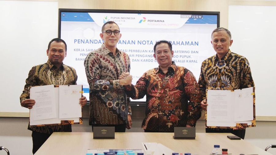 PT Pertamina International Shipping (PIS) menandatangani nota kesepahaman dengan PT Pupuk Indonesia Logistik (PILOG) untuk kembangkan bisnis pengangkutan kargo pupuk dan bahan baku pupuk dengan sasaran pasar global. (Doc PT Pertamina International Shipping (PIS))