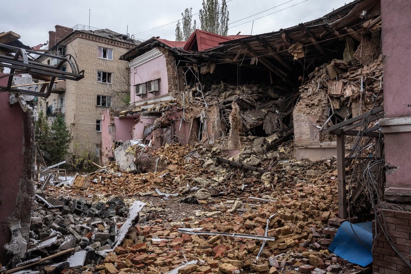 Pemandangan barikade jalan anti-tank di kota Bakhmut, Ukraina, titik nyala perang Rusia yang sekarang memasuki bulan kesembilan pada 25 November 2022. Pemandangan barikade jalan anti-tank di kota Bakhmut, Ukraina, titik nyala perang Rusia yang sekarang memasuki bulan kesembilan pada 25 November 2022. Kota itu telah ditinggalkan oleh penduduknya karena serangan Rusia menghancurkan infrastruktur dan mengganggu layanan penting seperti gas , listrik dan air. Mereka yang tertinggal menghindari keluar rumah dan tetap tinggal di tempat perlindungan bom. Setelah jembatan utama di pusat kota hancur dalam pengeboman, penduduk yang pergi ke desa tetangga untuk membeli air, makanan, dan kebutuhan sehari-hari lainnya terdampar. Beberapa orang terpaksa menempuh perjalanan jauh dengan sepeda untuk mencari makanan dan air, sementara yang lain berjalan di atas saluran pipa yang berbahaya di tengah sungai. Sebelum perang, kota ini adalah rumah bagi 80.000 orang. Kini, 90 persen warga telah mengungsi ke tempat yang lebih aman. (Metin Aktas/Anadolu Agency via Getty Images)
