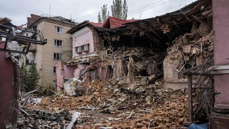 Pemandangan barikade jalan anti-tank di kota Bakhmut, Ukraina, titik nyala perang Rusia yang sekarang memasuki bulan kesembilan pada 25 November 2022. Kota itu telah ditinggalkan oleh penduduknya karena serangan Rusia menghancurkan infrastruktur dan mengganggu layanan penting seperti gas , listrik dan air. Mereka yang tertinggal menghindari keluar rumah dan tetap tinggal di tempat perlindungan bom. Setelah jembatan utama di pusat kota hancur dalam pengeboman, penduduk yang pergi ke desa tetangga untuk membeli air, makanan, dan kebutuhan sehari-hari lainnya terdampar. Beberapa orang terpaksa menempuh perjalanan jauh dengan sepeda untuk mencari makanan dan air, sementara yang lain berjalan di atas saluran pipa yang berbahaya di tengah sungai. Sebelum perang, kota ini adalah rumah bagi 80.000 orang. Kini, 90 persen warga telah mengungsi ke tempat yang lebih aman. (Metin Aktas/Anadolu Agency via Getty Images)