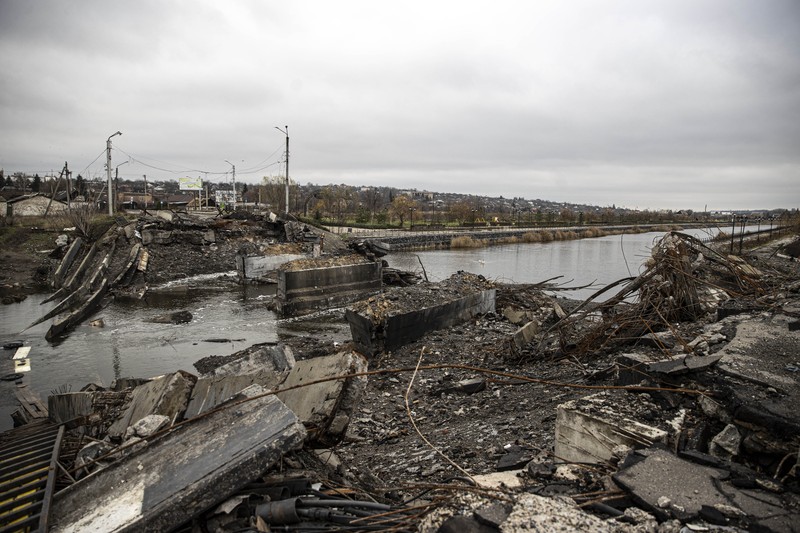 Pemandangan barikade jalan anti-tank di kota Bakhmut, Ukraina, titik nyala perang Rusia yang sekarang memasuki bulan kesembilan pada 25 November 2022. Pemandangan barikade jalan anti-tank di kota Bakhmut, Ukraina, titik nyala perang Rusia yang sekarang memasuki bulan kesembilan pada 25 November 2022. Kota itu telah ditinggalkan oleh penduduknya karena serangan Rusia menghancurkan infrastruktur dan mengganggu layanan penting seperti gas , listrik dan air. Mereka yang tertinggal menghindari keluar rumah dan tetap tinggal di tempat perlindungan bom. Setelah jembatan utama di pusat kota hancur dalam pengeboman, penduduk yang pergi ke desa tetangga untuk membeli air, makanan, dan kebutuhan sehari-hari lainnya terdampar. Beberapa orang terpaksa menempuh perjalanan jauh dengan sepeda untuk mencari makanan dan air, sementara yang lain berjalan di atas saluran pipa yang berbahaya di tengah sungai. Sebelum perang, kota ini adalah rumah bagi 80.000 orang. Kini, 90 persen warga telah mengungsi ke tempat yang lebih aman. (Metin Aktas/Anadolu Agency via Getty Images)