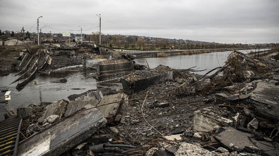 Sebuah jembatan yang hancur terlihat di kota Bakhmut, Ukraina, titik nyala dalam perang Rusia yang sekarang memasuki bulan kesembilan pada 23 November 2022. Kota itu telah ditinggalkan oleh penduduknya karena serangan Rusia menghancurkan infrastruktur dan mengganggu layanan penting seperti gas, listrik, dan air. (Metin Aktas/Anadolu Agency via Getty Images)