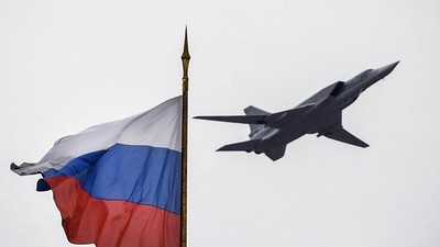 Sebuah pesawat militer Tupolev Tu-160 dan Tu-22M3 terbang di atas Kremlin dan Lapangan Merah di pusat kota Moskow untuk memperingati 75 tahun kemenangan atas Nazi Jerman dalam Perang Dunia Kedua, 9 Mei 2020. (ALEXANDER NEMENOV/AFP via Getty Images)