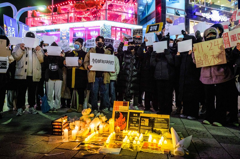Sekelompok pengunjuk rasa mengadakan pertemuan di Seoul pada 30 November 2022, untuk mendukung demonstrasi yang diadakan di China atas pembatasan Covid-19 Beijing. Sekelompok pengunjuk rasa mengadakan pertemuan di Seoul pada 30 November 2022, untuk mendukung demonstrasi yang diadakan di China atas pembatasan Covid-19 Beijing.(ANTHONY WALLACE/AFP via Getty Images)