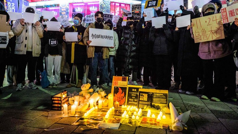 Sekelompok pengunjuk rasa mengadakan pertemuan di Seoul pada 30 November 2022, untuk mendukung demonstrasi yang diadakan di China atas pembatasan Covid-19 Beijing.(ANTHONY WALLACE/AFP via Getty Images)